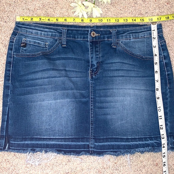 💕KanCan Frayed Denim Mini SKIRT Raw Hem; Women’s Size 30 Waist (13) - Picture 7 of 11